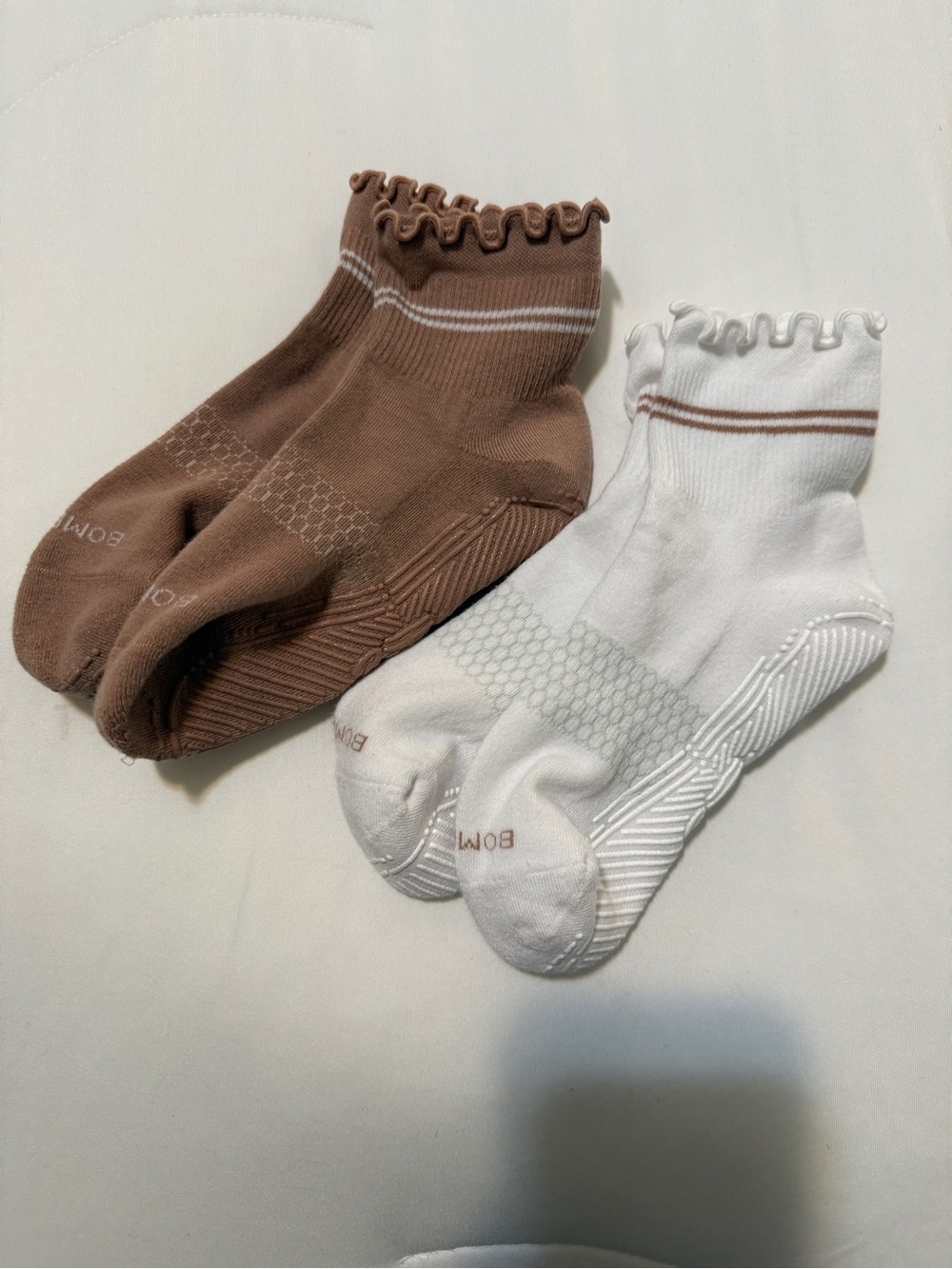 Bombas Pilates Ruffled Ankle Grip Socks - Brown & White